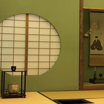 Chashitsu tea room with a round window and tokonoma alcove.