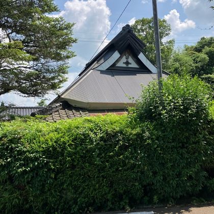 Kominka surrounded by greenery in late summer.